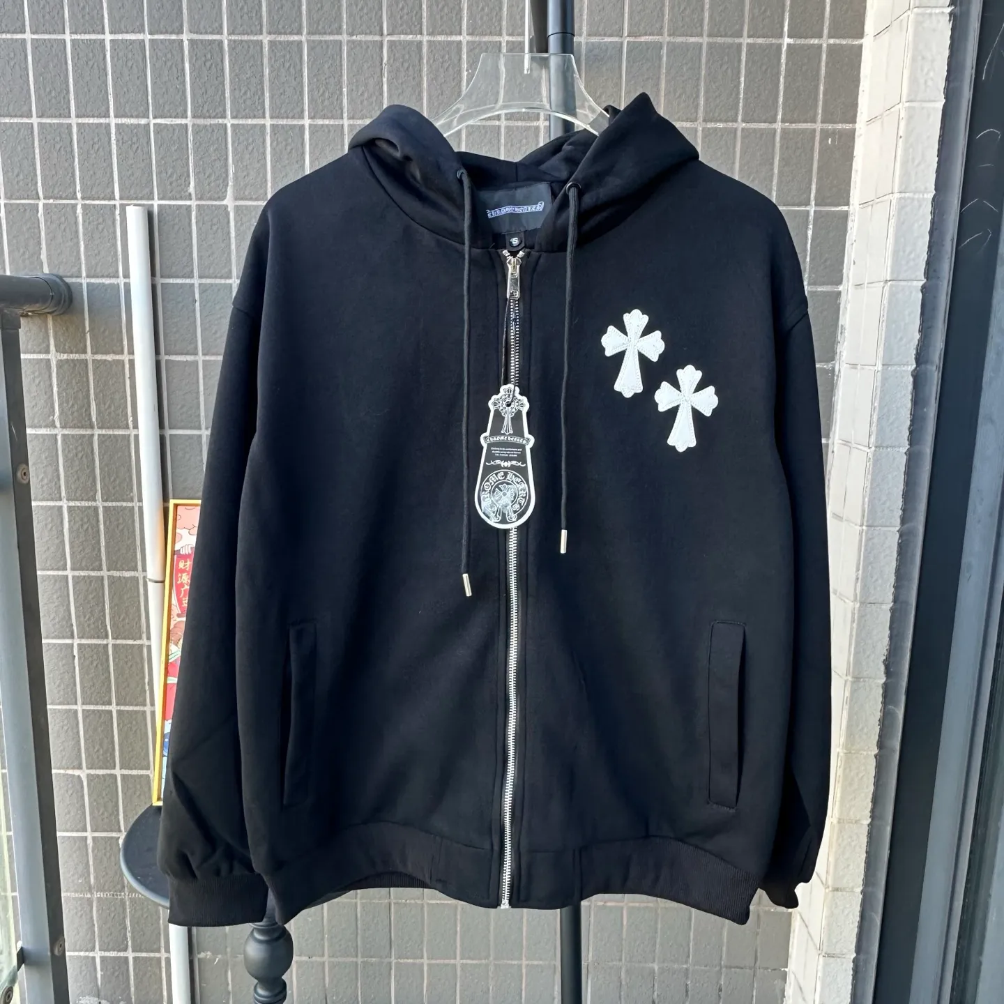 P320 Style No.: TT108 𝗖𝗵𝗿𝗼𝗺𝗲 𝗛𝗲𝗮𝗿𝘁𝘀/Cro Xin 2025 washed and burnt patch embroidered autumn and winter new original single counter American patchwork 3D three-dimensional couple casual cardigan plus velvet sweatshirt 👑The highest version! Customized fabric 480g tripe terry fabric! American acid-washed and distressed original fabric, laser burning + patch embroidery, exquisite embroidery of letters! The best-selling model in the counter, very comfortable to wear. Accessories: original molded and authenticated collar label➕100% silk wash label. Genuine purchase-grade original hangtag➕matching hanging rope➕3D hanging beads➕original packaging bag. Craftsmanship: The original version has consistent wiring! The highest version of the armhole matching technique! Color: Black Size: S M L XL